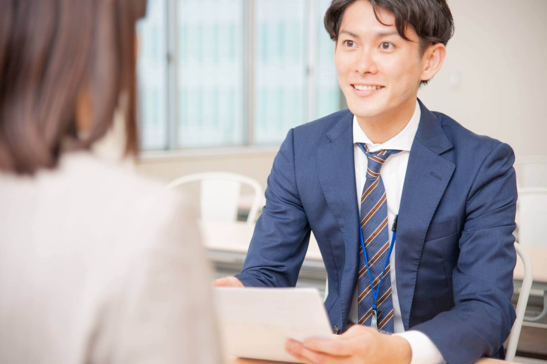 人と対話している男性